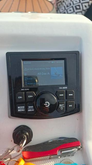 Boot radio beschikbaar voor biedingen