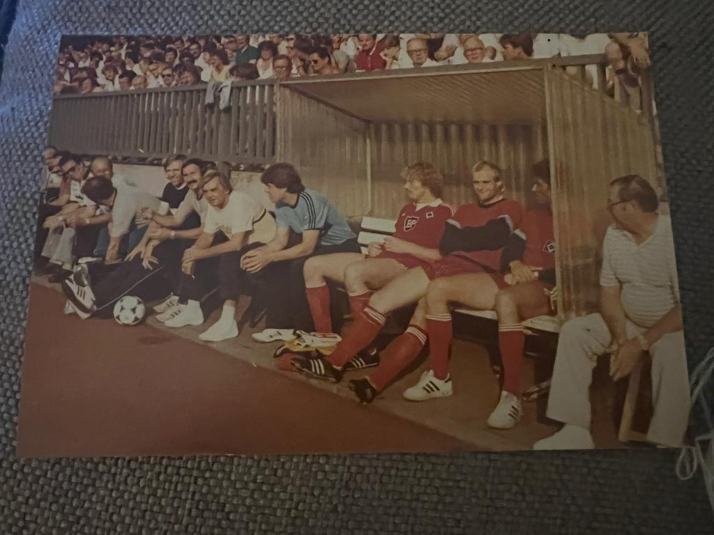 foto bank van HSV met Ernst Happel en Gunther Netzer, Verzamelen, Sportartikelen en Voetbal, Ophalen of Verzenden, Buitenlandse clubs