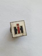 draai speld International Harvester 11 x 12 mm, Verzamelen, Speldjes, Pins en Buttons, Ophalen of Verzenden, Gebruikt, Transport