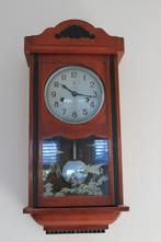 Houten wandklok met vogel glasmotief in deur, Antiek en Kunst, Antiek | Klokken, Verzenden