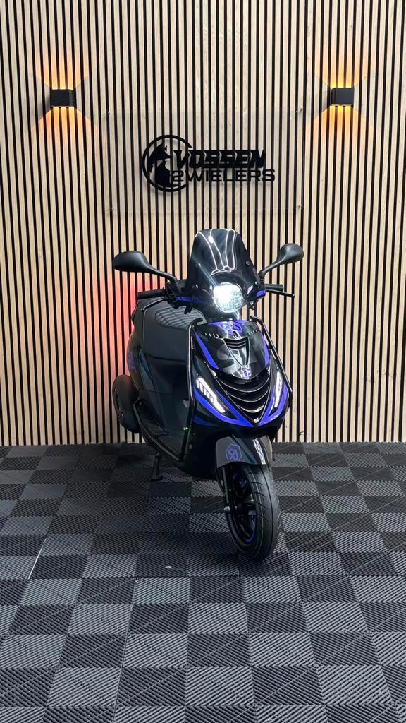 Custom Piaggio Zip |  Black & Purple Edition  | 230KM | 2025, Fietsen en Brommers, Scooters | Piaggio, Zo goed als nieuw, Zip