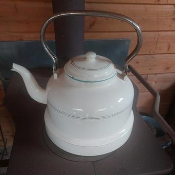Vintage brocante witte    emaille water ketel beschikbaar voor biedingen