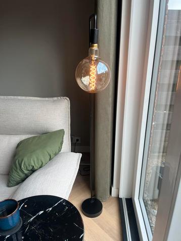 Metalen vloerlamp met grote bol  beschikbaar voor biedingen