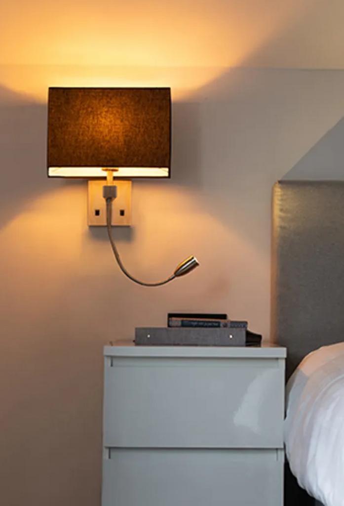 Wandlamp Bergamo met leesarm LED zwarte kap, Huis en Inrichting, Lampen | Wandlampen, Nieuw, Metaal, Ophalen