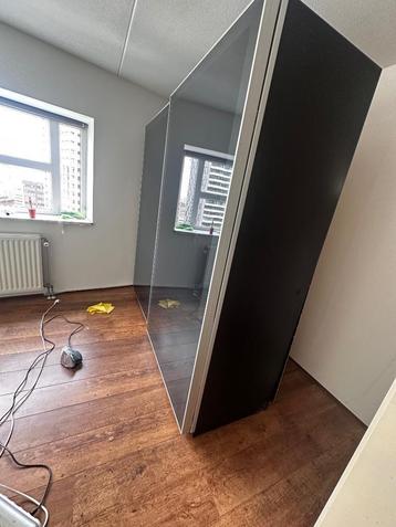 Grote kledingkast