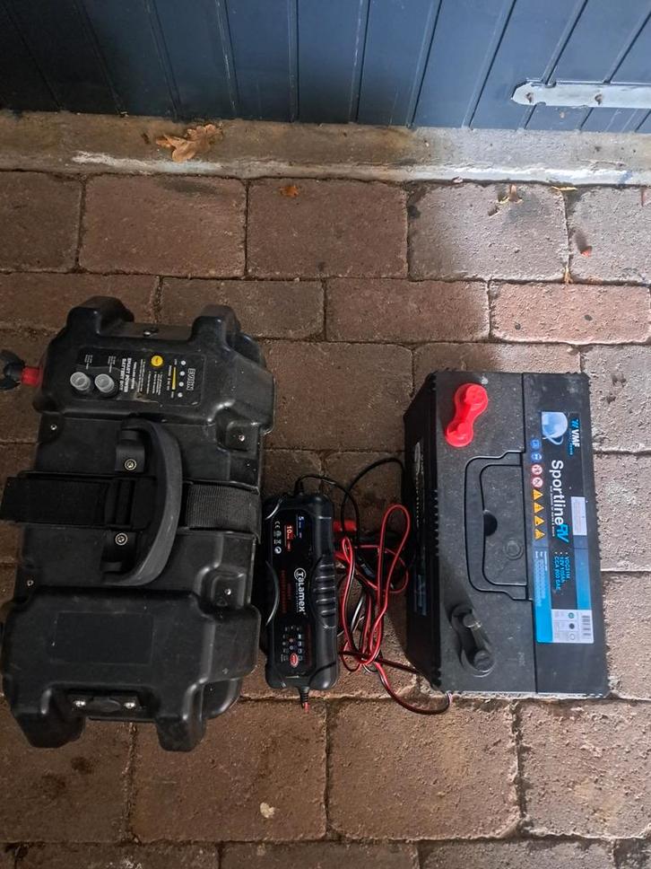 12 V  105 Ah accu 's / lader / luxe accubox zgan, Watersport en Boten, Hengelsport | Karpervissen, Zo goed als nieuw, Overige typen