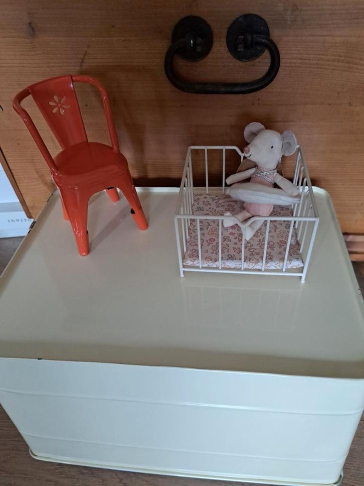 Maileg box en stoeltje, Verzamelen, Poppenhuizen en Toebehoren, Zo goed als nieuw, Poppenhuis, Ophalen