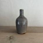 Grijs kruikje vaasje fles aardewerk 18 cm hoog, Huis en Inrichting, Woonaccessoires | Vazen, Ophalen of Verzenden