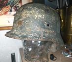 Duitse M40 D helm met diverse camo, Q66 Lotnummer DN23., Verzamelen, Ophalen of Verzenden, Landmacht, Duitsland, Helm of Baret