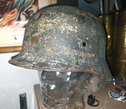 Duitse M40 D helm met diverse camo, Q66 Lotnummer DN23., Verzamelen, Militaria | Tweede Wereldoorlog, Landmacht, Helm of Baret
