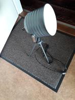 Lichtgrijs Industriële metalen Tafellamp op 3 pootjes, Huis en Inrichting, Lampen | Tafellampen, Ophalen, Zo goed als nieuw, Minder dan 50 cm