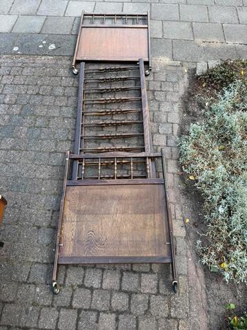 Vintage houten kinderbedje met matras. Compleet. Bruin hout beschikbaar voor biedingen