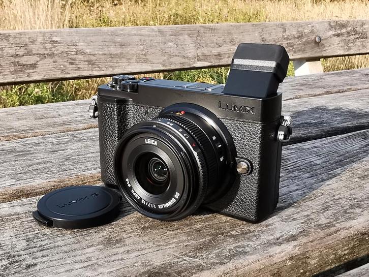 Panasonic Lumix GX9 (1359 clicks) + Leica Summilux 15mm F1.7, Audio, Tv en Foto, Fotocamera's Digitaal, Zo goed als nieuw, Compact