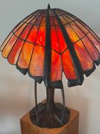 Tiffany tafel lamp met bronzen dame, Ophalen, Overige materialen, 50 tot 75 cm, Zo goed als nieuw