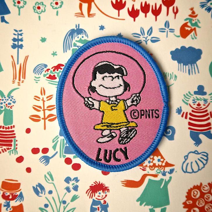Lucy van Snoopy patch badge opstrijkplaatje embleem applica, Hobby en Vrije tijd, Kledingapplicaties en Hotfix, Nieuw, Overige applicaties
