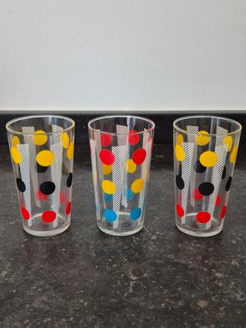 Drie vintage sapglazen beschikbaar voor biedingen