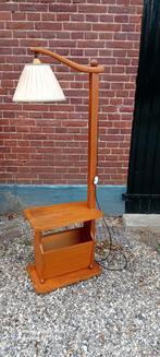50ties Vintage houten Vloerlamp met krantenbak tafeltje, Ophalen of Verzenden, Zo goed als nieuw, 150 tot 200 cm