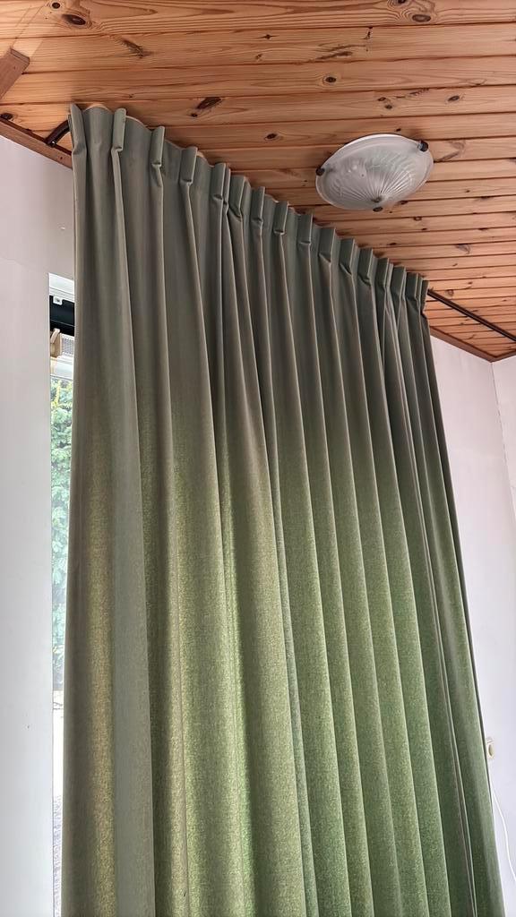 3 Groene gordijnen met rail, Huis en Inrichting, Stoffering | Gordijnen en Lamellen, Zo goed als nieuw, 200 cm of meer, 100 tot 150 cm