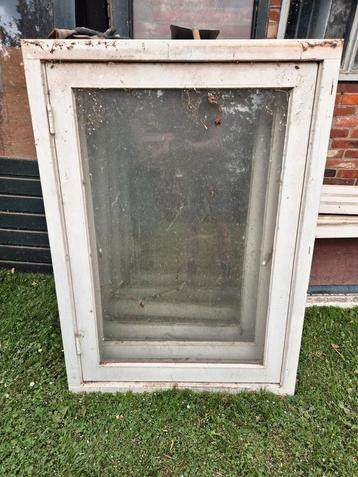 Hardhouten raamkozijnen beschikbaar voor biedingen