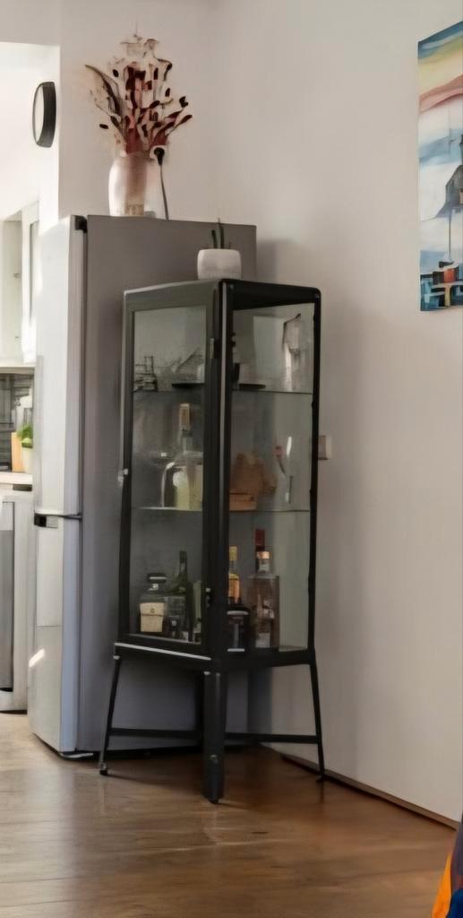 Vitrinekast (IKEA FABRIKÖR) donkergrijs - goede staat, Huis en Inrichting, Kasten | Vitrinekasten, Gebruikt, 100 tot 150 cm, 50 tot 100 cm