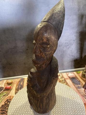 Standbeeld goddelijke boodschapper van het Yorubapantheon beschikbaar voor biedingen
