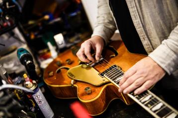 Gitaar Reparatie Amsterdam (en andere snaarinstrumenten) beschikbaar voor biedingen
