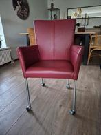 Rood leren eetkamerstoel op wielen - uitstekende staat, Huis en Inrichting, Stoelen, Ophalen