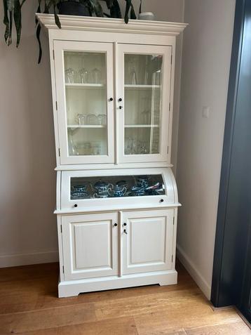 Witte buffet / vitrine kast van hout beschikbaar voor biedingen
