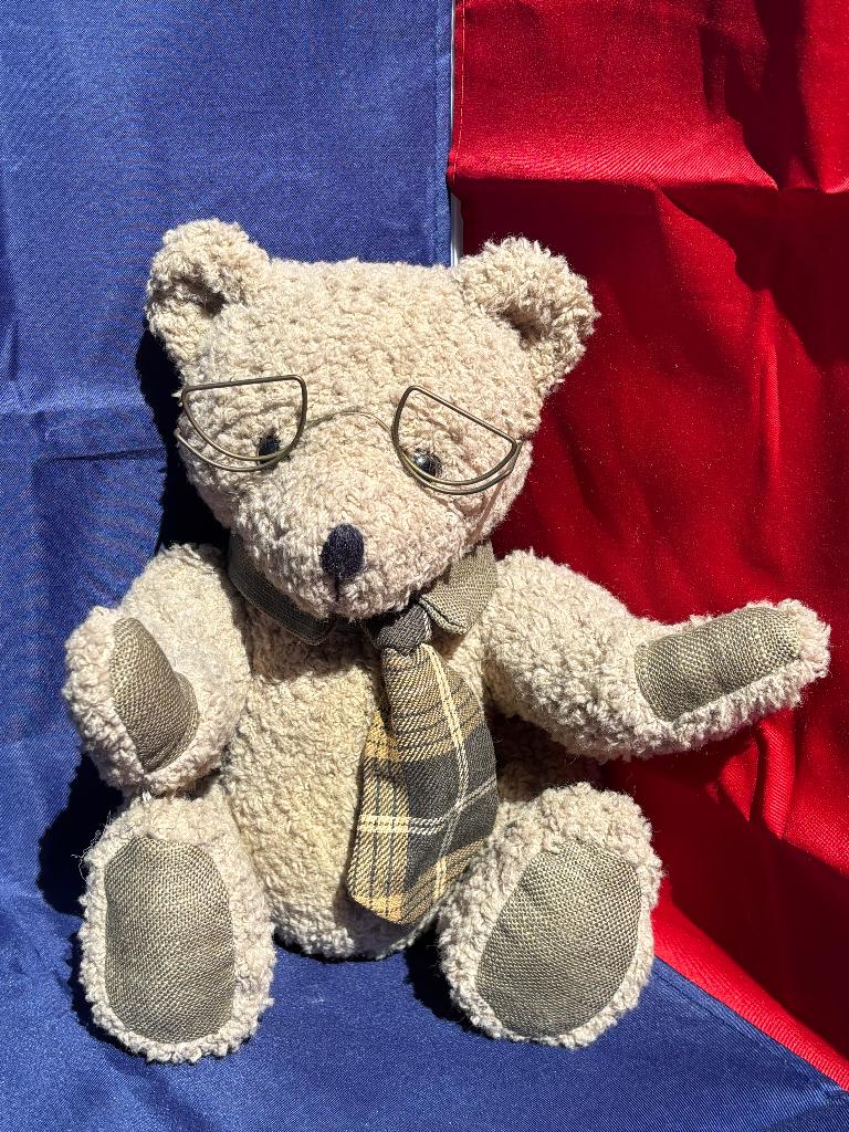 Beer knuffel met metalen bril en stropdas, Verzamelen, Speelgoed, Ophalen, Zo goed als nieuw