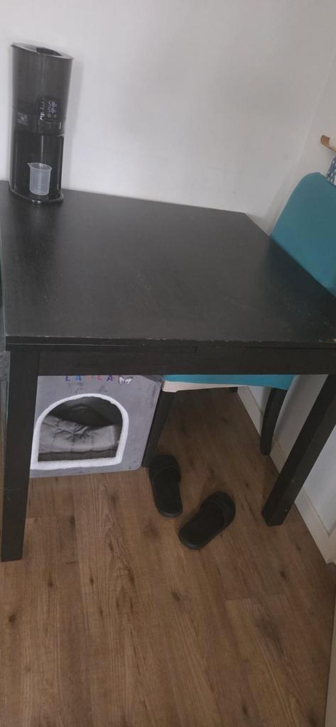 Uitschuifbare eettafel met 3 stoelen – €30, Huis en Inrichting, Complete inboedels, Ophalen
