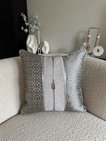 Luxe handgemaakte sierkussen 45x45 beschikbaar voor biedingen