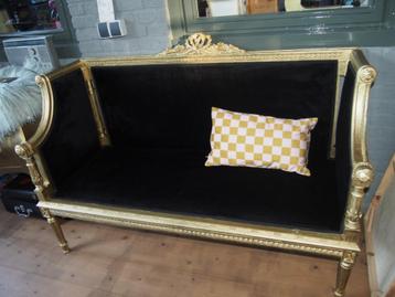 Zwarte klassieke bank beschikbaar voor biedingen