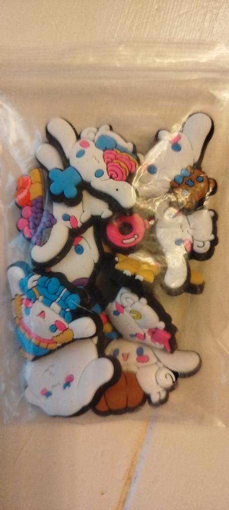 Crocs charms Cinnamoroll NIEUW, Kinderen en Baby's, Kinderkleding | Schoenen en Sokken, Nieuw, Overige typen, Jongen of Meisje