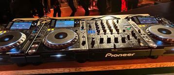 Pioneer CDJ-2000 Nexus goed onderhouden met flightcase beschikbaar voor biedingen