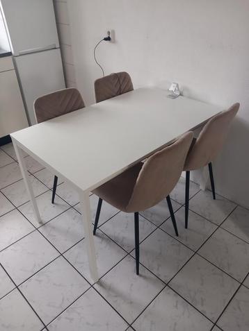 Witte rechthoekige eettafel, 2 weken oud! beschikbaar voor biedingen