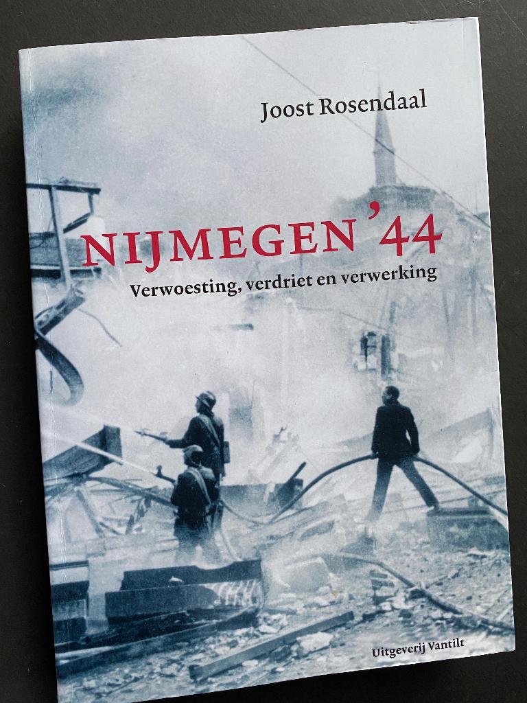 Nijmegen ’44, verwoesting, verdriet en verwerking, Verzamelen, Militaria | Tweede Wereldoorlog, Ophalen of Verzenden, Overige soorten