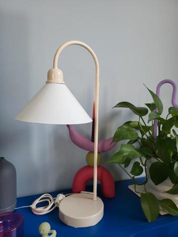 Deense beige vintage Tafellamp met emaille kap beschikbaar voor biedingen