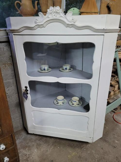Brocante oude lage hoekkast in oude patinaverf vitrinekast, Antiek en Kunst, Curiosa en Brocante, Ophalen