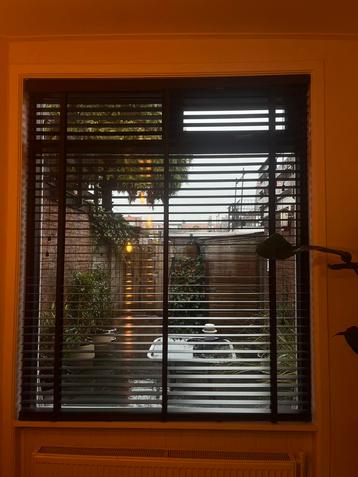 Zwarte houten jaloezieën 160 x 220 (hoogte verstelbaar) beschikbaar voor biedingen