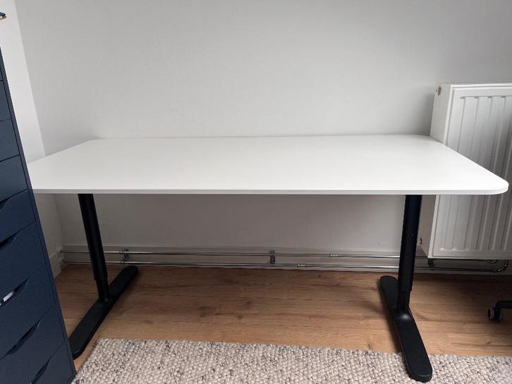IKEA Bekant bureau, wit blad met zwart onderstel, Huis en Inrichting, Bureaus, Zo goed als nieuw, Ophalen