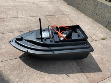 Karper voerboot gebruikt in goede staat beschikbaar voor biedingen
