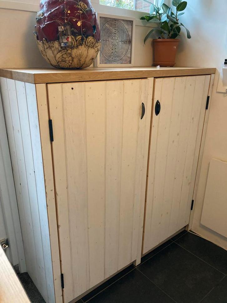 Houten hoekkast met eiken blad 134 b 46 d, 138 h en statafel, Antiek en Kunst, Antiek | Meubels | Kasten, Ophalen