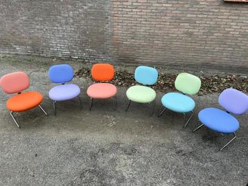 6 gekleurde lage fauteuil stoelen   beschikbaar voor biedingen