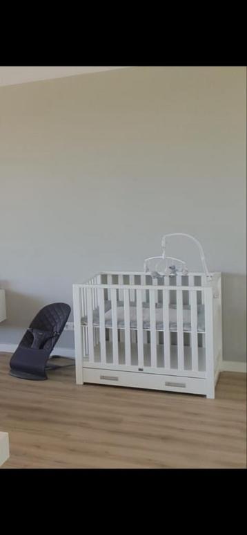 Mooi hoogglans wit babykamer beschikbaar voor biedingen
