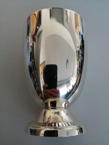 Strak vormgegeven verzilverde retro/vintage beker beschikbaar voor biedingen