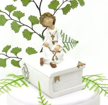 Super mooie communie beeldje, een kindje zit op een bijbel. beschikbaar voor biedingen