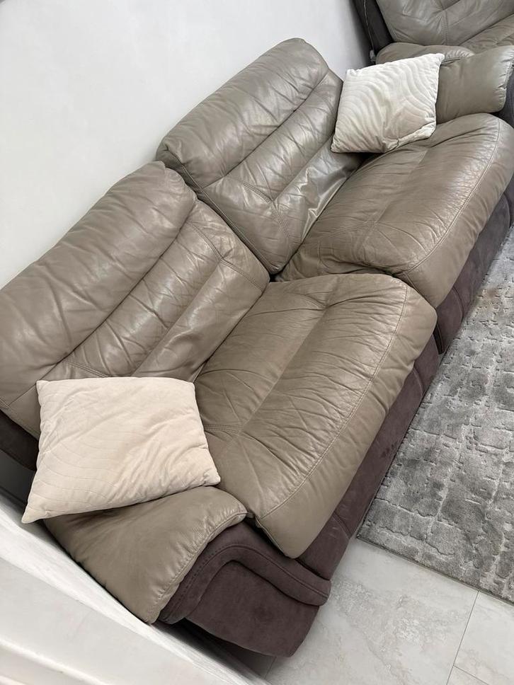 Grijze leren relax dfs banken 2x, Huis en Inrichting, Banken | Bankstellen, Gebruikt, Hoekbank, Vierpersoons of meer, 300 cm of meer