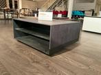 Moderne salontafel met glazen legglanken, Huis en Inrichting, Tafels | Salontafels, Zo goed als nieuw, Metaal, Minder dan 50 cm
