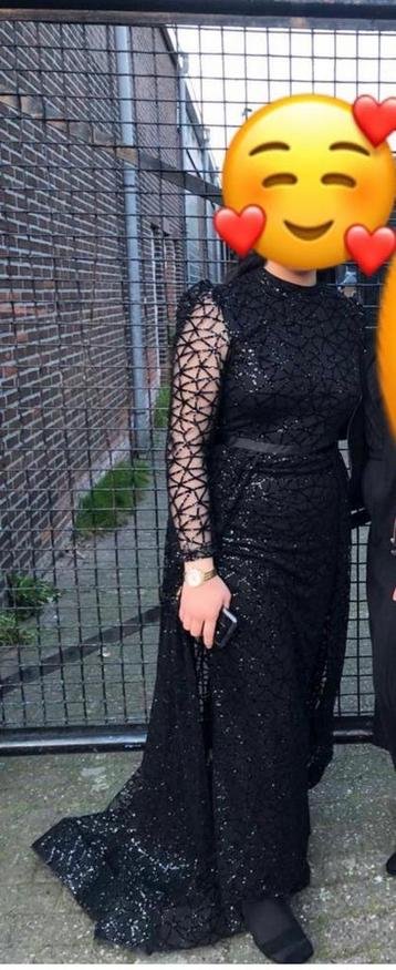 Elegante zwarte avondjurk beschikbaar voor biedingen