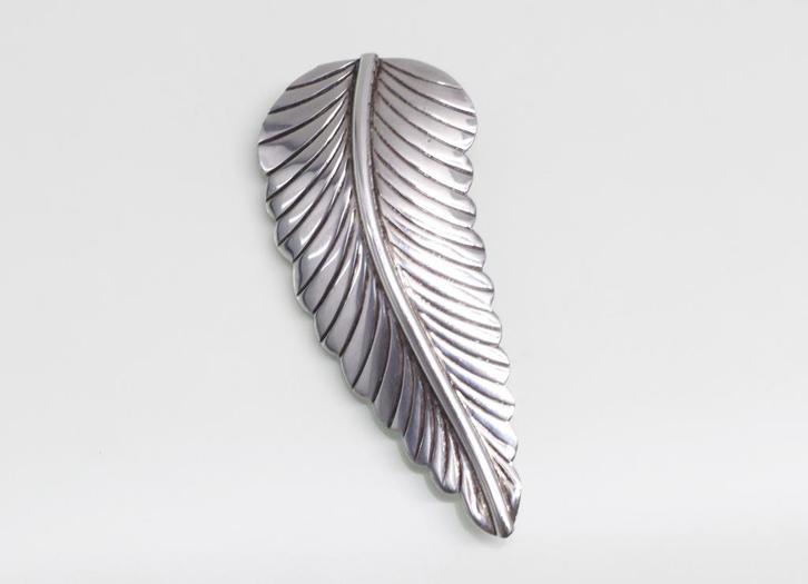 Zilveren hanger broche veer, Antiek en Kunst, Antiek | Kandelaars, Zilver, Ophalen of Verzenden